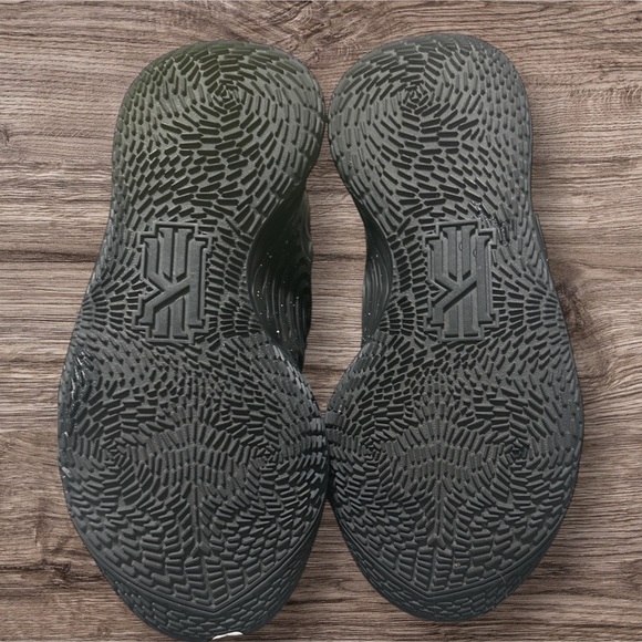 Nike Black Sneakers Modern Athletic Design - Picture 9 of 10